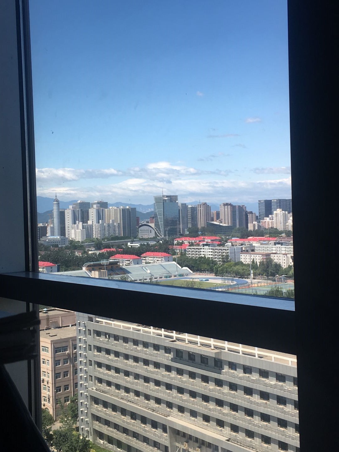 从窗户可以看见操场和中关村